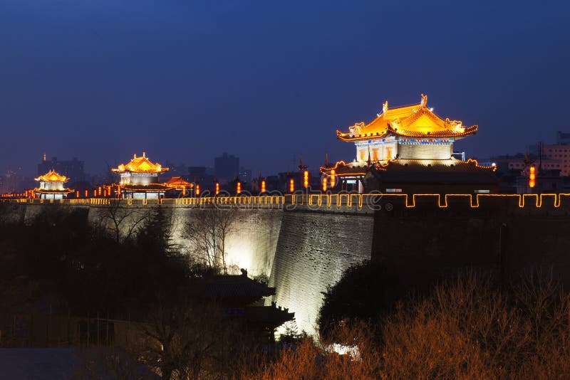 Muralla antigua de Xi'an de noche